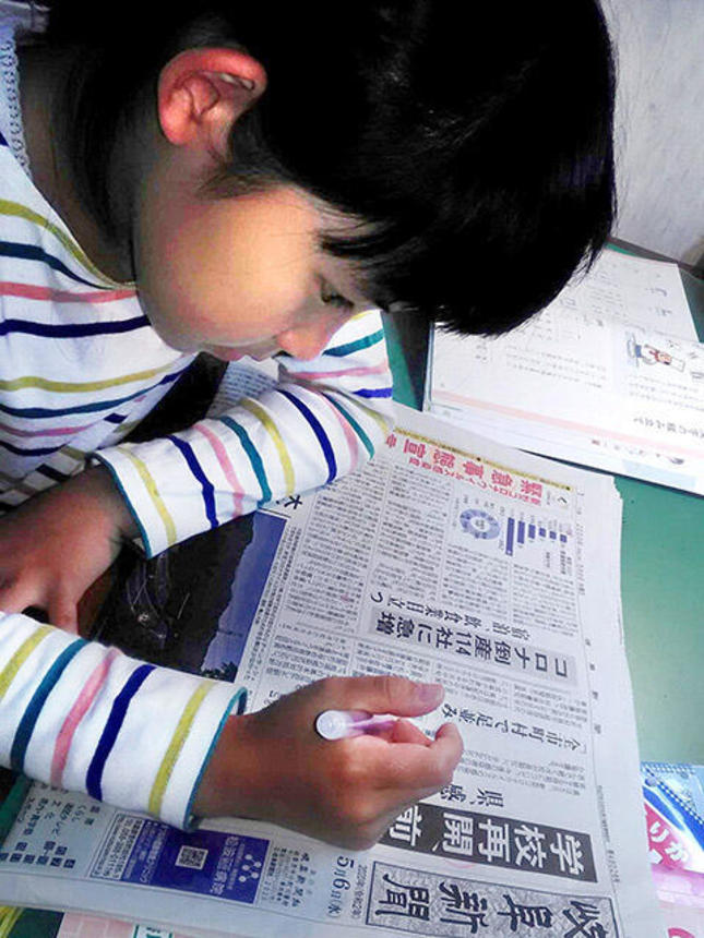自宅で新聞を使って学習する小学４年生＝山県市内