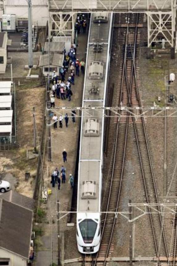 　東武日光線新鹿沼駅の構内で作業員４人をはね、停車した特急列車スペーシアＸ２号＝２０日午後０時５９分、栃木県鹿沼市（共同通信社ヘリから）