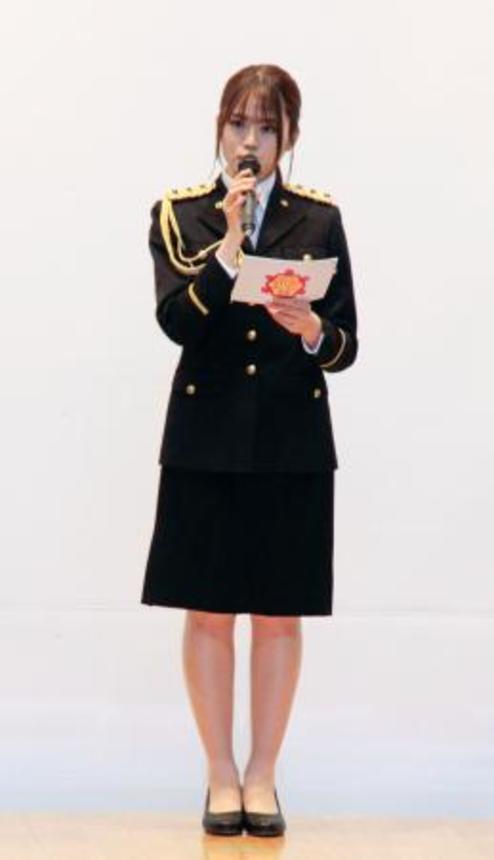 　防犯イベントで特殊詐欺防止について話す山崎怜奈さん＝２０日午後、東京都港区