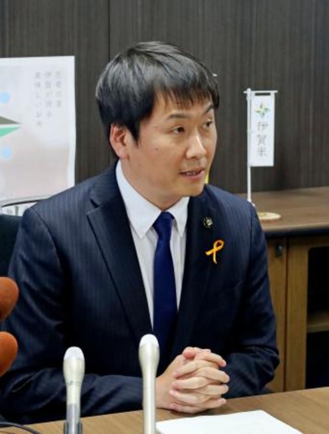 　百条委員会でパワハラ発言が認定され、記者会見する三重県伊賀市の稲森稔尚市長＝２３日午後、伊賀市役所