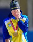 　バイアスロン女子７・５キロ立位で獲得した金メダルを胸に、涙ぐむウクライナのオレクサンドラ・コノノワ＝７日、イタリア・テーゼロ（共同）