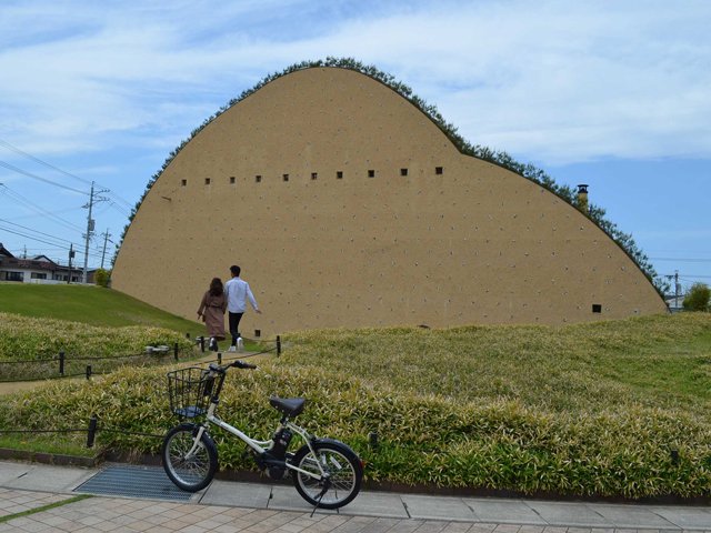 粘土山をイメージした多治見市モザイクタイルミュージアム。写真映えする外観が人気を集める