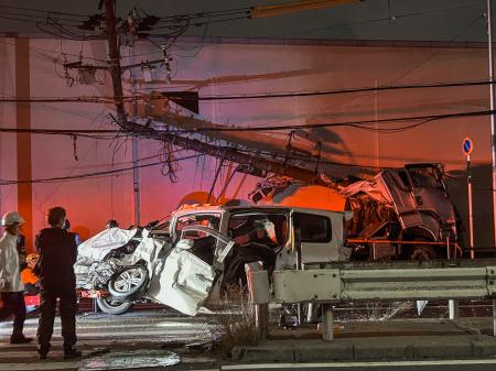 　トラックと車の事故があった大阪市住之江区の現場＝１２日午後８時２分