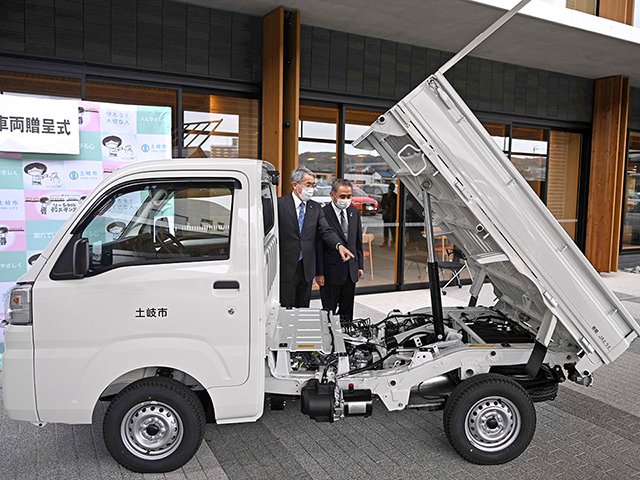 陶都信用農業協同組合から寄贈を受け、「さわやか収集事業」で使用する軽トラック＝土岐市役所