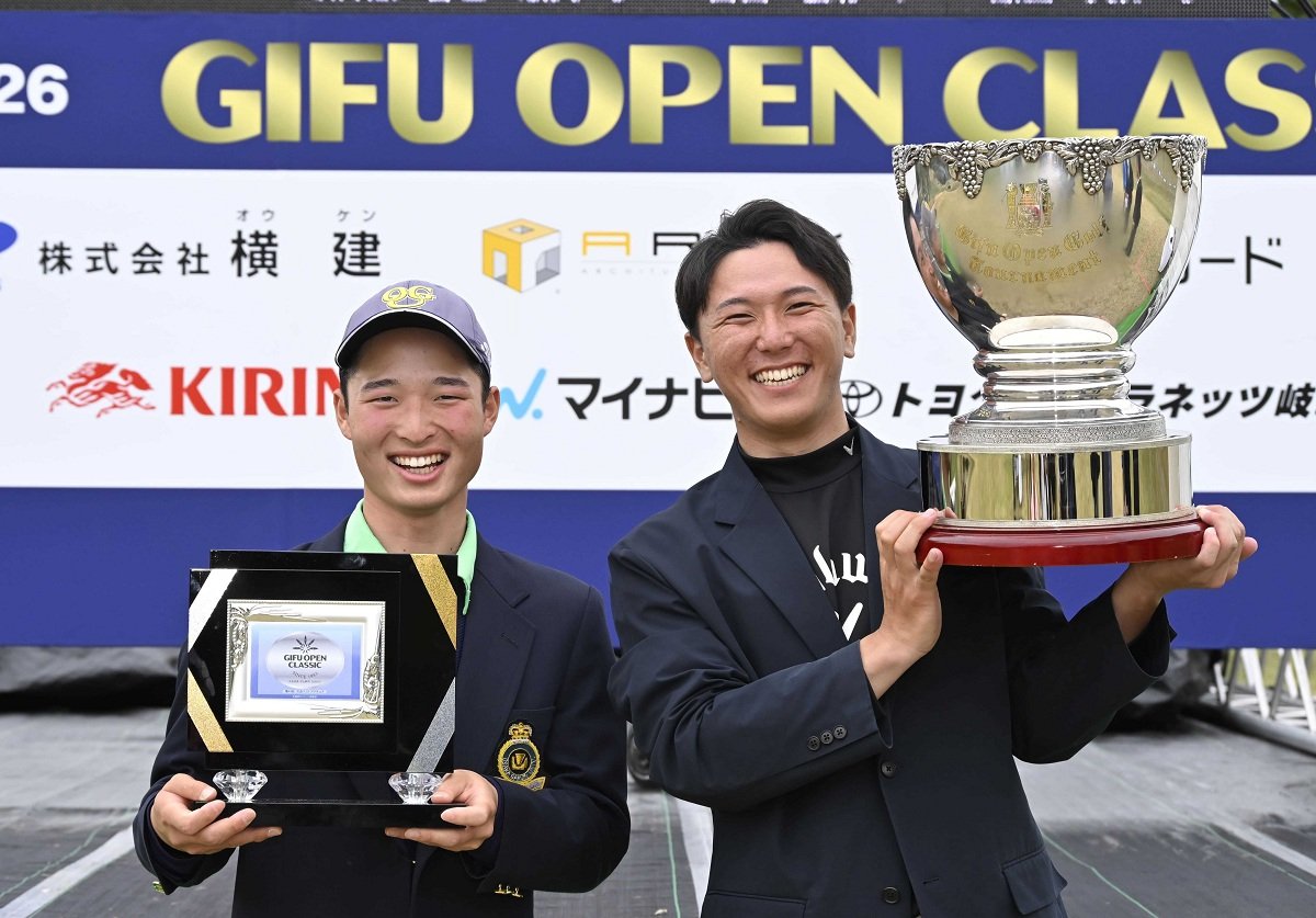 岐阜オープンで優勝した山田玄彩（右）とベストアマの上田翔太＝５日午後２時４４分、各務原市須衛天狗谷、各務原カントリー倶楽部（撮影・堀尚人）