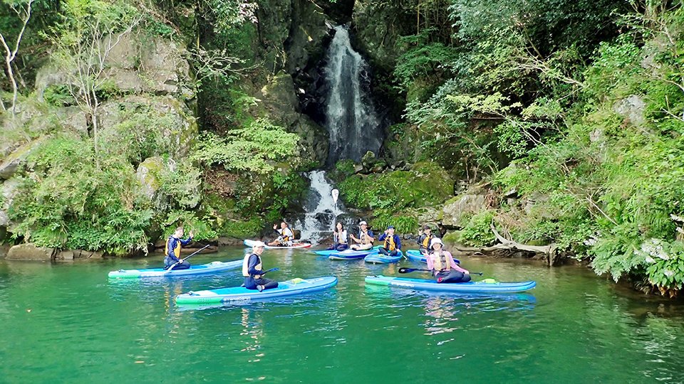 飛騨川でサップを楽しむ客