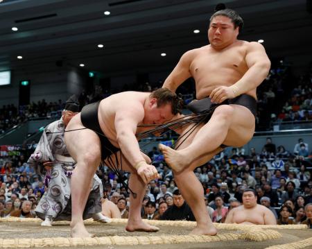 　安青錦（左）が寄り切りで若元春を破る＝エディオンアリーナ大阪