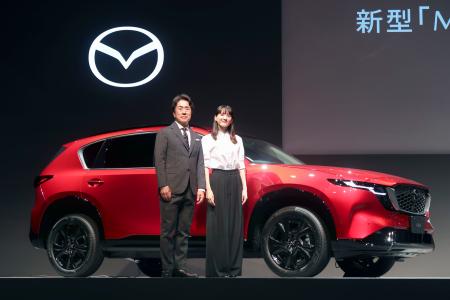 　全面改良したＳＵＶ「ＣＸ―５」を発表する、マツダの毛籠勝弘社長（左）とブランドアンバサダーの綾瀬はるかさん＝２１日午後、東京都渋谷区