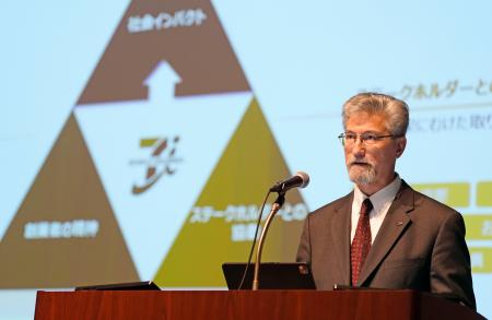 　記者会見するセブン＆アイ・ホールディングスのスティーブン・ヘイズ・デイカス社長＝６日午前、東京都千代田区