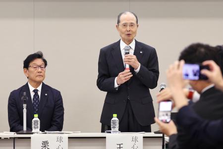 　「野球の未来を考える議員連盟」の臨時総会に参加したプロ野球ソフトバンクの王貞治球団会長（右）と日本ハムの栗山英樹ＣＢＯ＝１７日、東京・永田町