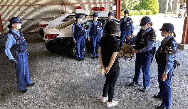 職務質問の訓練に取り組む女性隊員＝瑞穂市牛牧、県警本部穂積分庁舎