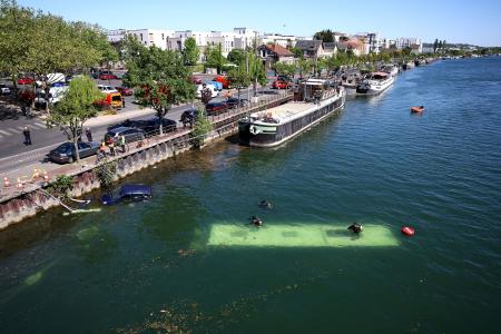 　パリ近郊で、セーヌ川に転落し水没したバス＝３０日（ロイター＝共同）