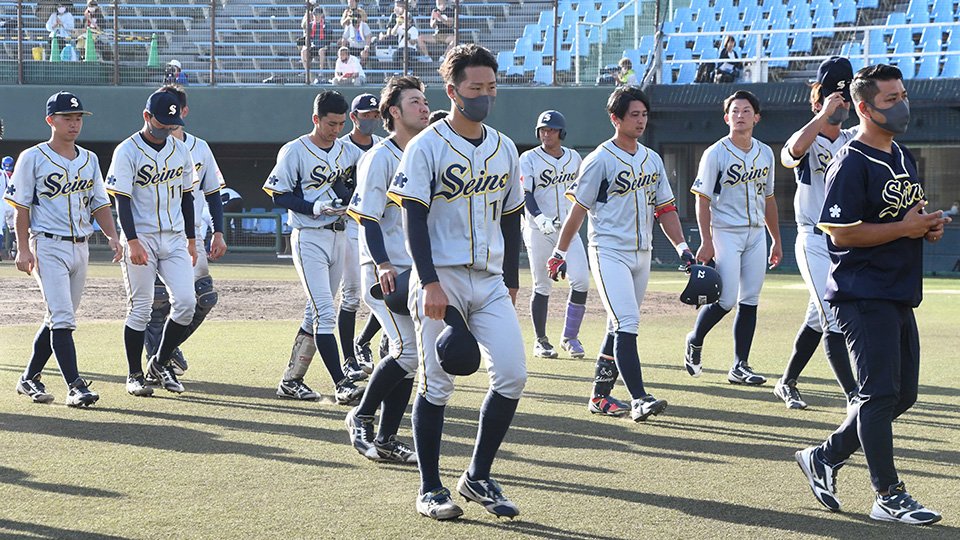 ホンダ鈴鹿×西濃運輸＝敗退が決まり、ベンチに引き上げる西濃運輸ナイン＝岡崎市民