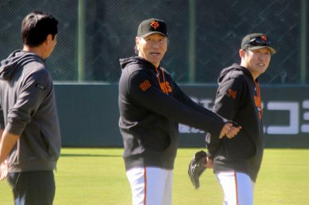 　秋季キャンプを見守る巨人の松井新監督（中央）＝ジャイアンツ球場