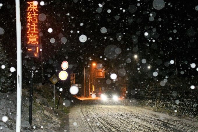 雪の積もった平湯温泉街＝２３日午後５時３６分、高山市奥飛騨温泉郷平湯
