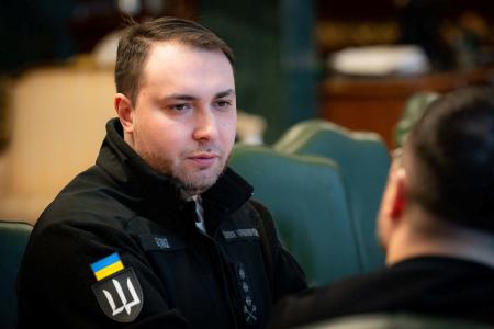 　ウクライナ大統領府が２日提供した、ゼレンスキー大統領と話すブダノフ国防省情報総局長の写真（ロイター＝共同）