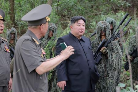 　朝鮮人民軍総参謀部の特殊作戦訓練基地を視察する北朝鮮の金正恩朝鮮労働党総書記（手前右）＝２７日（朝鮮中央通信＝共同）