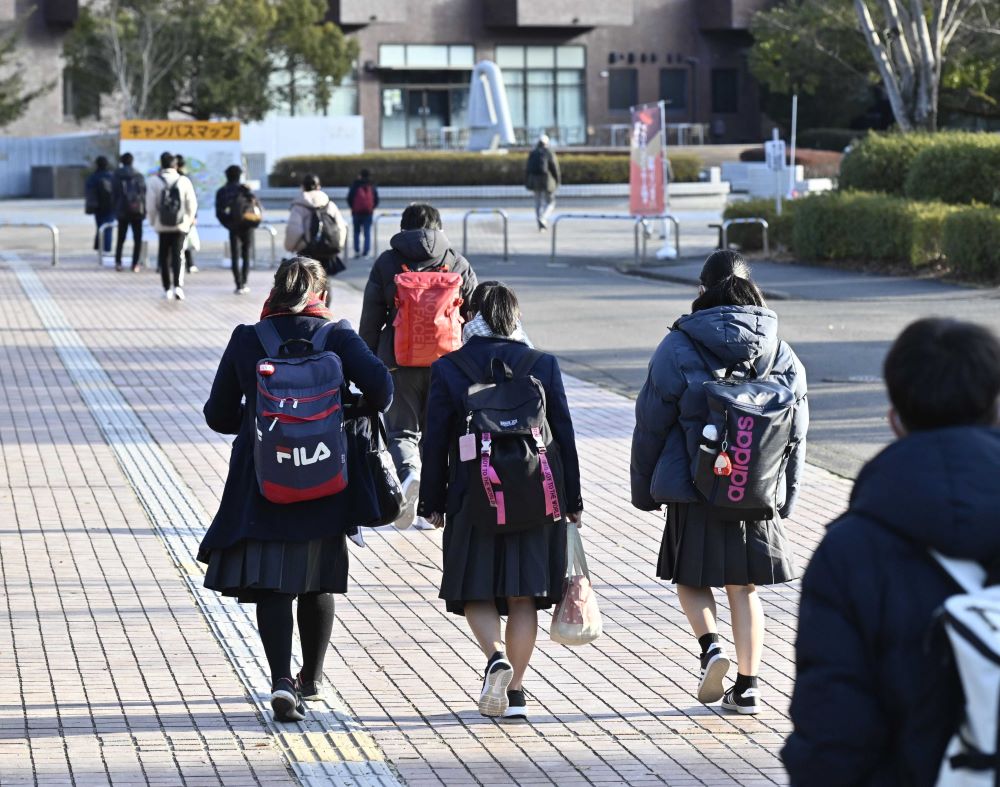 ２次試験の試験会場に向かう受験生たち＝２５日午前７時５２分、岐阜市柳戸、岐阜大