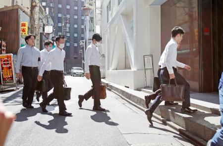 　家宅捜索のため日本政策金融公庫名古屋支店に入る愛知県警の捜査員＝２５日午前９時、名古屋市