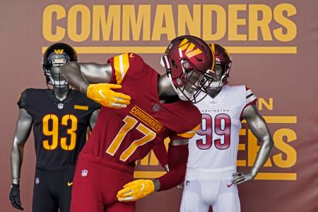 　米ＮＦＬコマンダーズが、現チーム名への変更を発表した際に展示されたユニホーム＝２０２２年２月、米メリーランド州ランドーバー（ＡＰ＝共同）