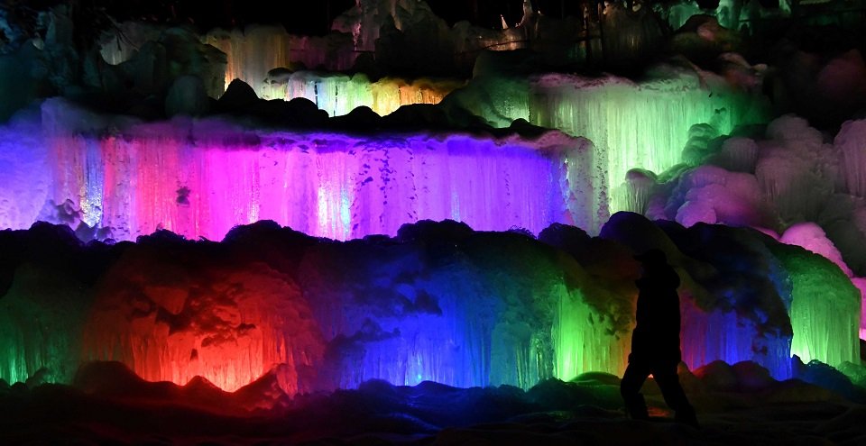 ライトアップされ、幻想的な光景が広がる「氷点下の森」＝高山市朝日町胡桃島、秋神温泉