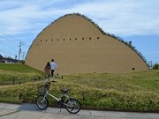 粘土山をイメージした多治見市モザイクタイルミュージアム。写真映えする外観が人気を集める