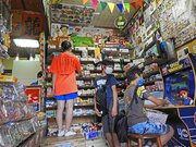 昭和の雰囲気を演出した駄菓子店の店内＝安八町氷取