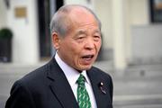 　５日、モスクワで記者団の質問に答える自民党の鈴木宗男参院議員（共同）