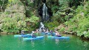 飛騨川でサップを楽しむ客