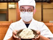 改良したおからサラダの試作品を手に支援を呼び掛ける榮雄一社長＝高山市清見町夏厩
