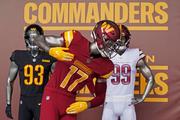 　米ＮＦＬコマンダーズが、現チーム名への変更を発表した際に展示されたユニホーム＝２０２２年２月、米メリーランド州ランドーバー（ＡＰ＝共同）