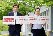 　衆院選の「１票の格差」訴訟の判決で、名古屋高裁金沢支部へ向かう伊藤真弁護士（左）ら＝１７日午後、金沢市