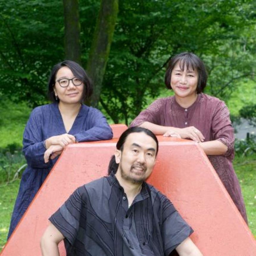 　来年開催の第６１回ベネチア・ビエンナーレ国際美術展で日本館に出品する前衛芸術家の荒川ナッシュ医さん（中央）と、共同でキュレーターを務める堀川理沙さん（左）と高橋瑞木さん（細川葉子撮影）