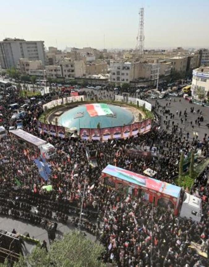 　イスラエルによる攻撃で死亡したイラン革命防衛隊の幹部らの国葬＝２８日、テヘラン（共同）