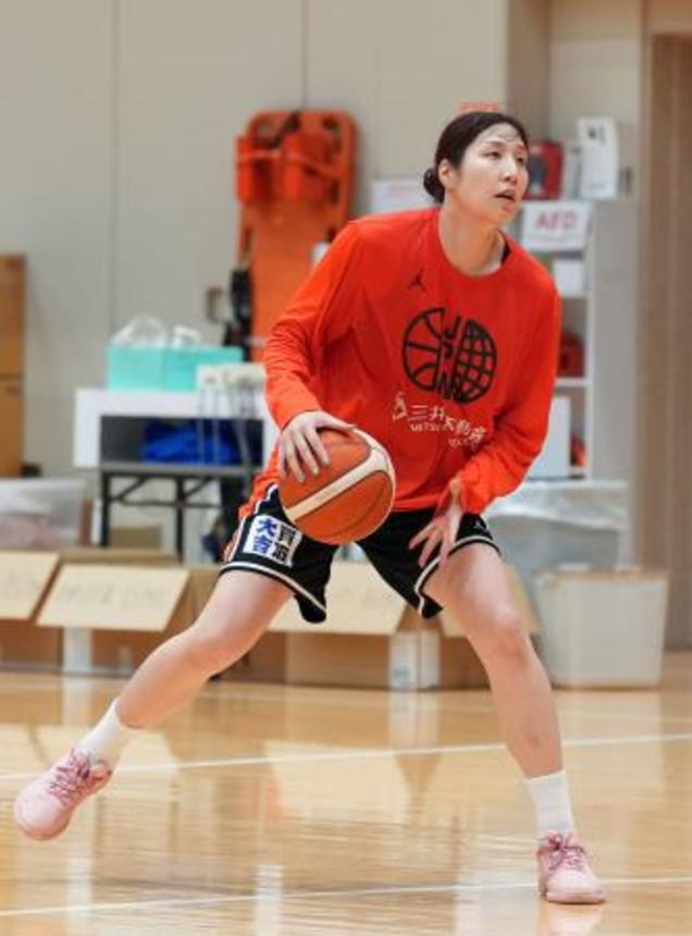 　バスケットボール女子日本代表の強化合宿で練習する宮沢夕貴＝２１日、東京都北区の味の素ナショナルトレーニングセンター