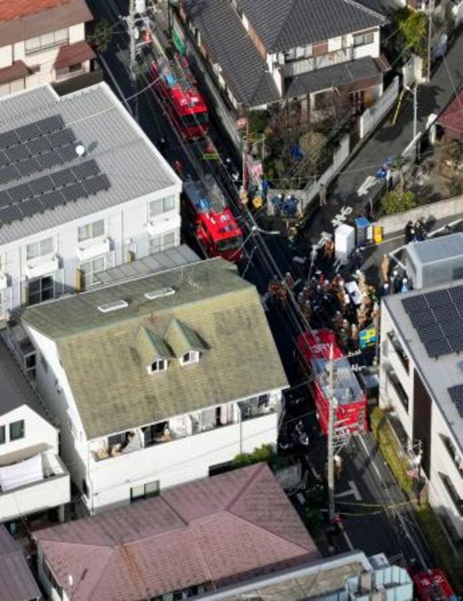 　２人が男に刺される事件があった東京都杉並区の現場付近＝１５日午前１１時５６分（共同通信社ヘリから）