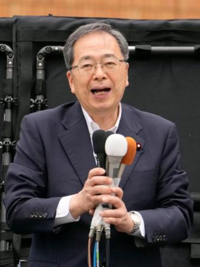 　東京都議選が告示され、第一声を上げる公明党の斉藤鉄夫代表＝１３日午前、東京都調布市