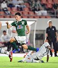ＦＣ岐阜×福岡＝延長前半、相手のスライディングタックルを受けるＦＣ岐阜のＭＦ山内彰＝長良川競技場
