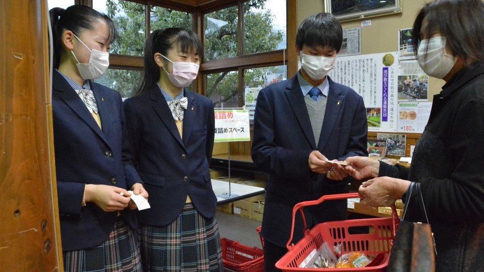 ５００円以上の買い物客に切符を手渡す生徒＝関市下之保、道の駅「平成」