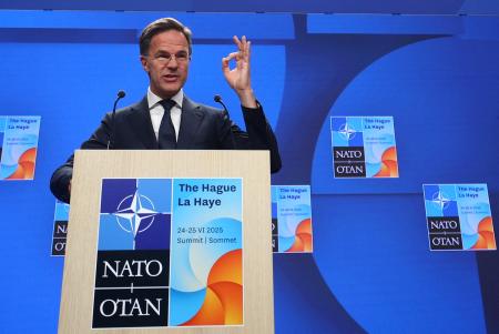 　オランダで開催されたＮＡＴＯ首脳会議で記者会見するルッテ事務総長＝２３日、ハーグ（ロイター＝共同）