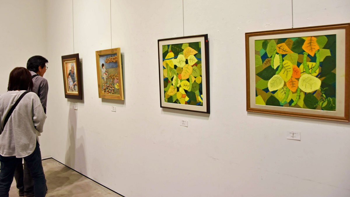 作家たちの挑戦的な作品が並ぶ小品展＝岐阜市司町、みんなの森ぎふメディアコスモス