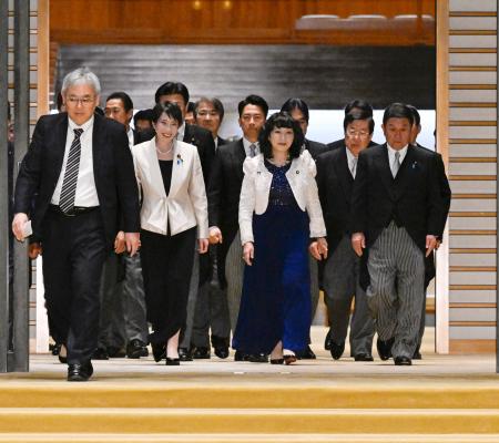 　任命式と認証式を終え、記念撮影に臨む高市早苗首相（前列右から３人目）と閣僚ら＝１８日午後９時２２分、宮殿・北車寄