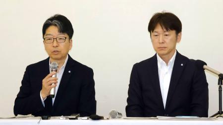 　顧客情報を紛失した問題で、経産省に提出した報告書の説明をする九州電力送配電系統技術本部の西田真三部長（左）＝８日午後、福岡市