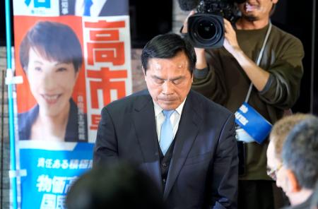 　石川県知事選で敗北が確実となり、支持者らに頭を下げる馳浩氏＝８日深夜、金沢市