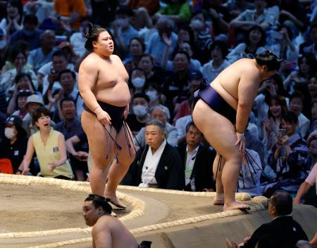 　大の里（右）を押し出しで破った義ノ富士＝ＩＧアリーナ