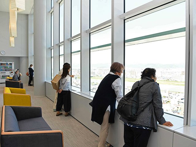 １７階の展望スペースからの眺めを楽しむ市民ら＝６日午前１０時２７分、岐阜市役所