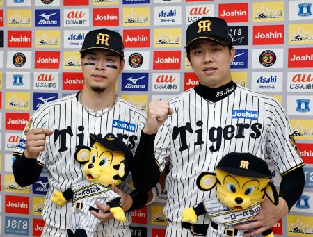 　インタビュー後にポーズをとる阪神の佐藤（左）と才木＝甲子園