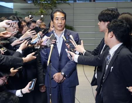 　記者団の取材に応じる江藤拓農相（当時）＝５月１９日