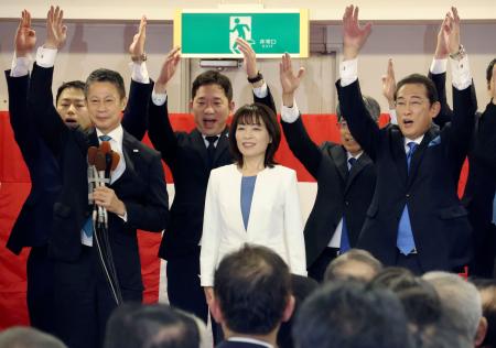 　広島県知事選で初当選を決め、喜ぶ横田美香氏（中央）。右は岸田文雄元首相＝９日夜、広島市中区