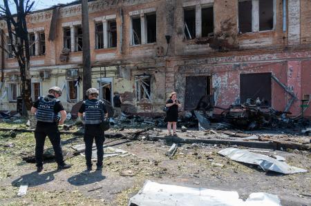 　ロシアの無人機攻撃で破壊されたウクライナの徴兵事務所＝７日、ウクライナ東部ハルキウ（ゲッティ＝共同）